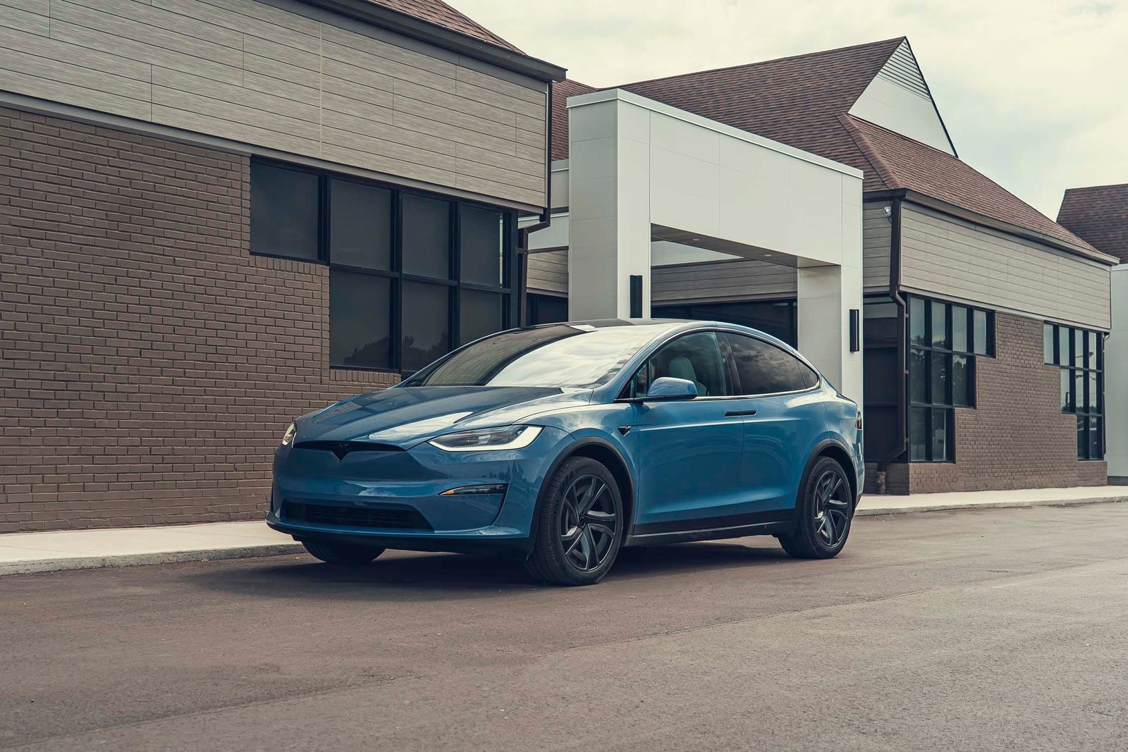Tesla Model X US 2021 — экстерьер, вид спереди 3/4, рынок US