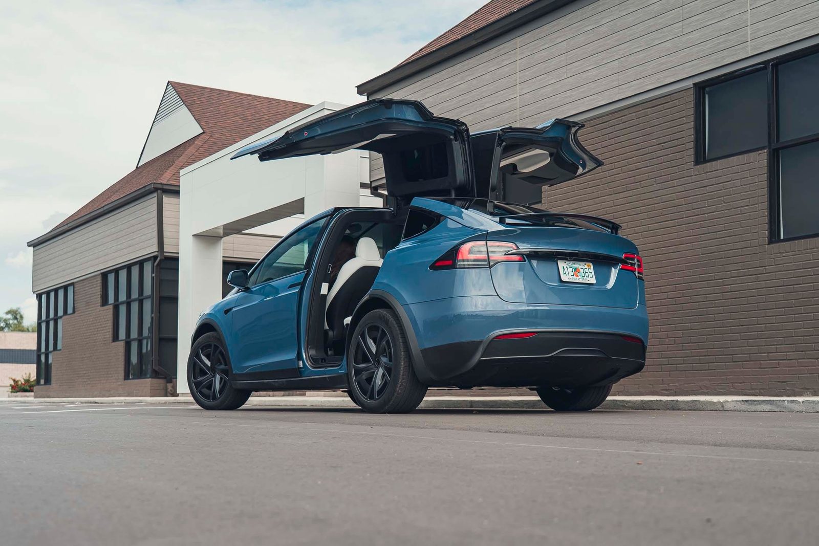 Tesla Model X US 2021 — экстерьер, falcon doors, рынок US