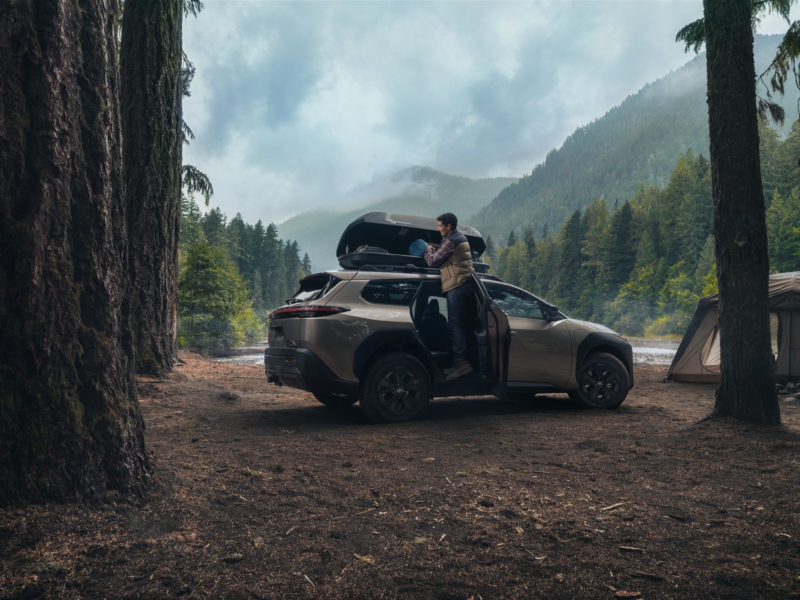 Toyota bZ Woodland 2026 — экстерьер, rear cargo lifestyle, рынок US
