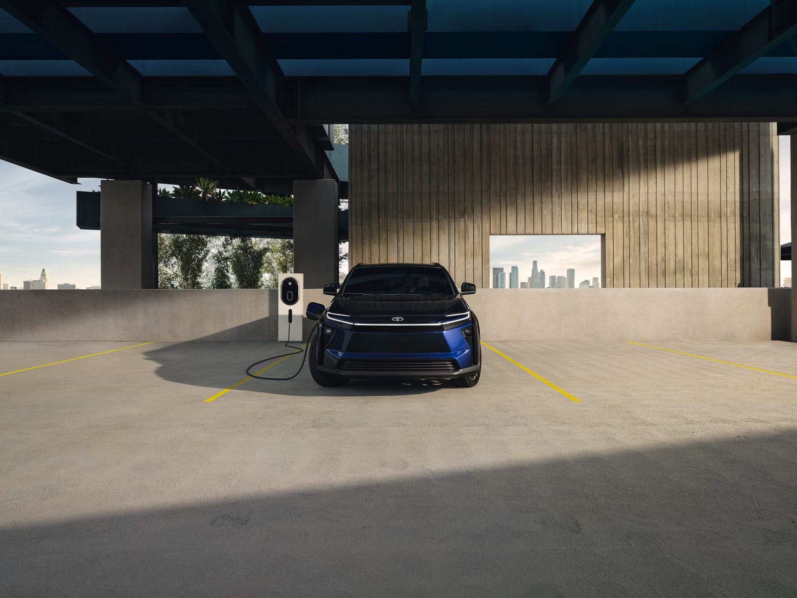 Toyota bZ 2026 — экстерьер, front 3q building, рынок US