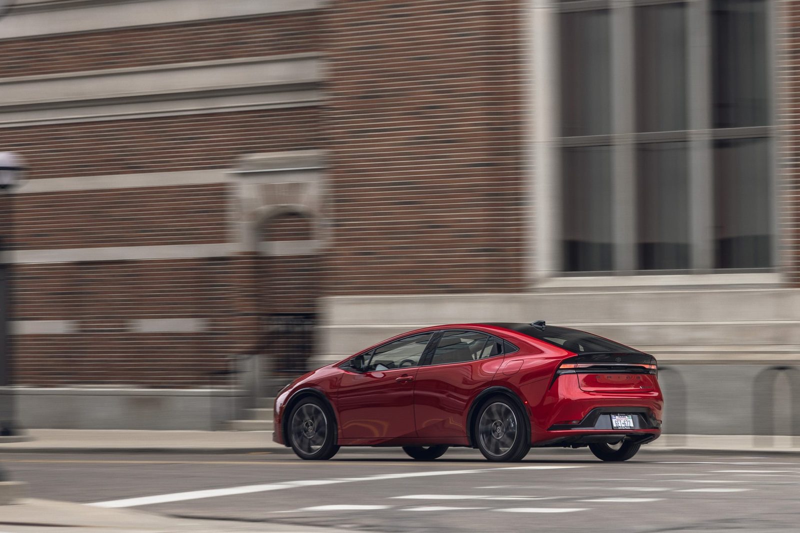 Toyota Prius Plug-in Hybrid 2023 — экстерьер, вид сзади 3/4, рынок US