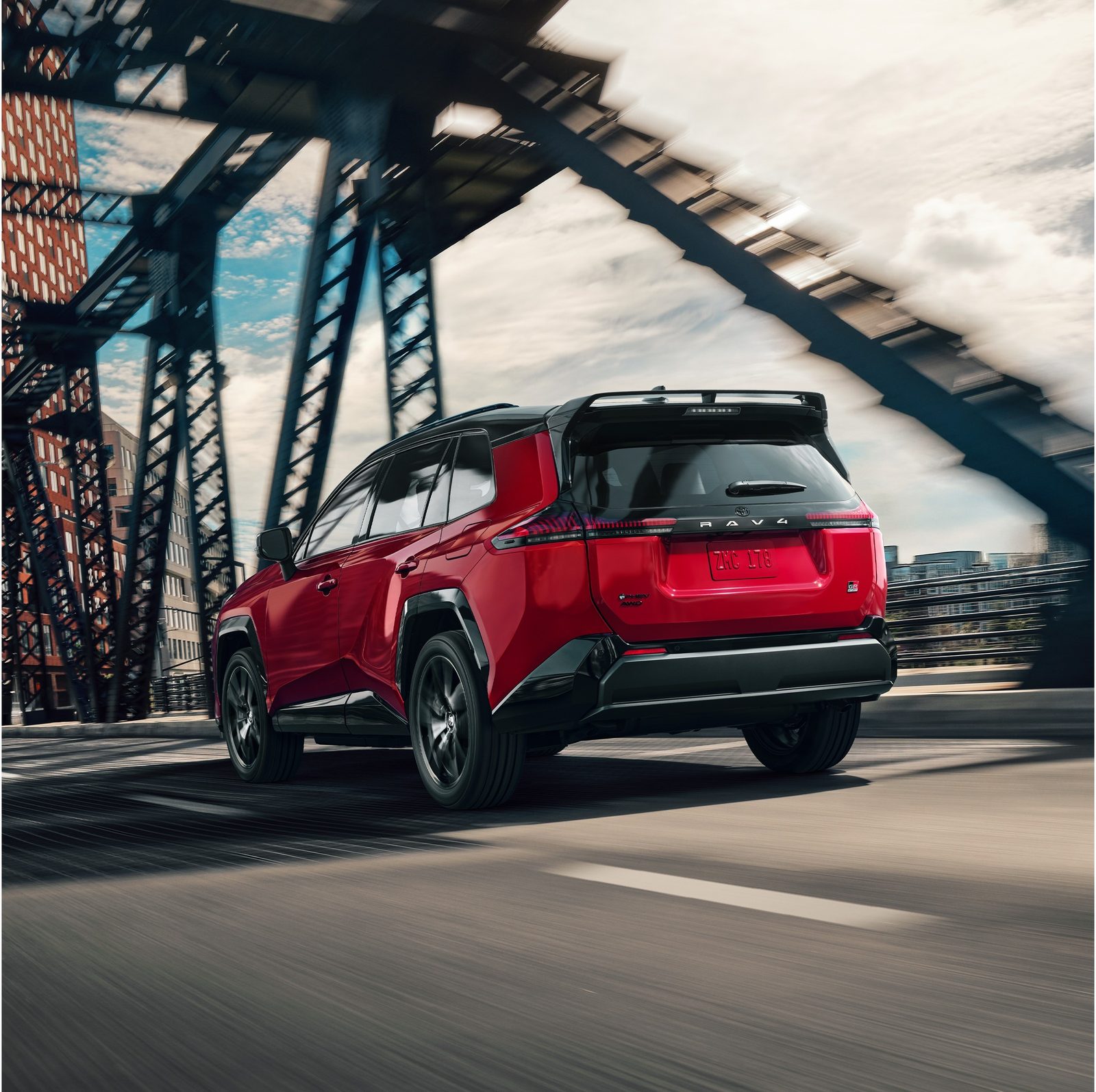 Toyota RAV4 Plug-in Hybrid 2026 — экстерьер, вид сзади 3/4, рынок US