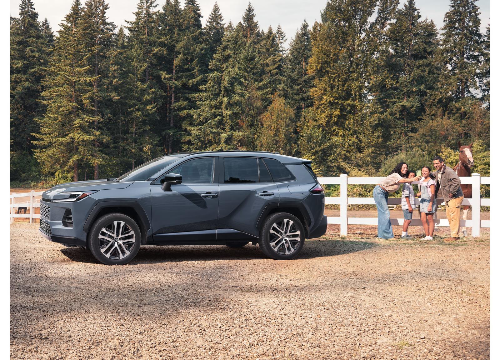Toyota RAV4 Plug-in Hybrid 2026 — экстерьер, вид сбоку, рынок US