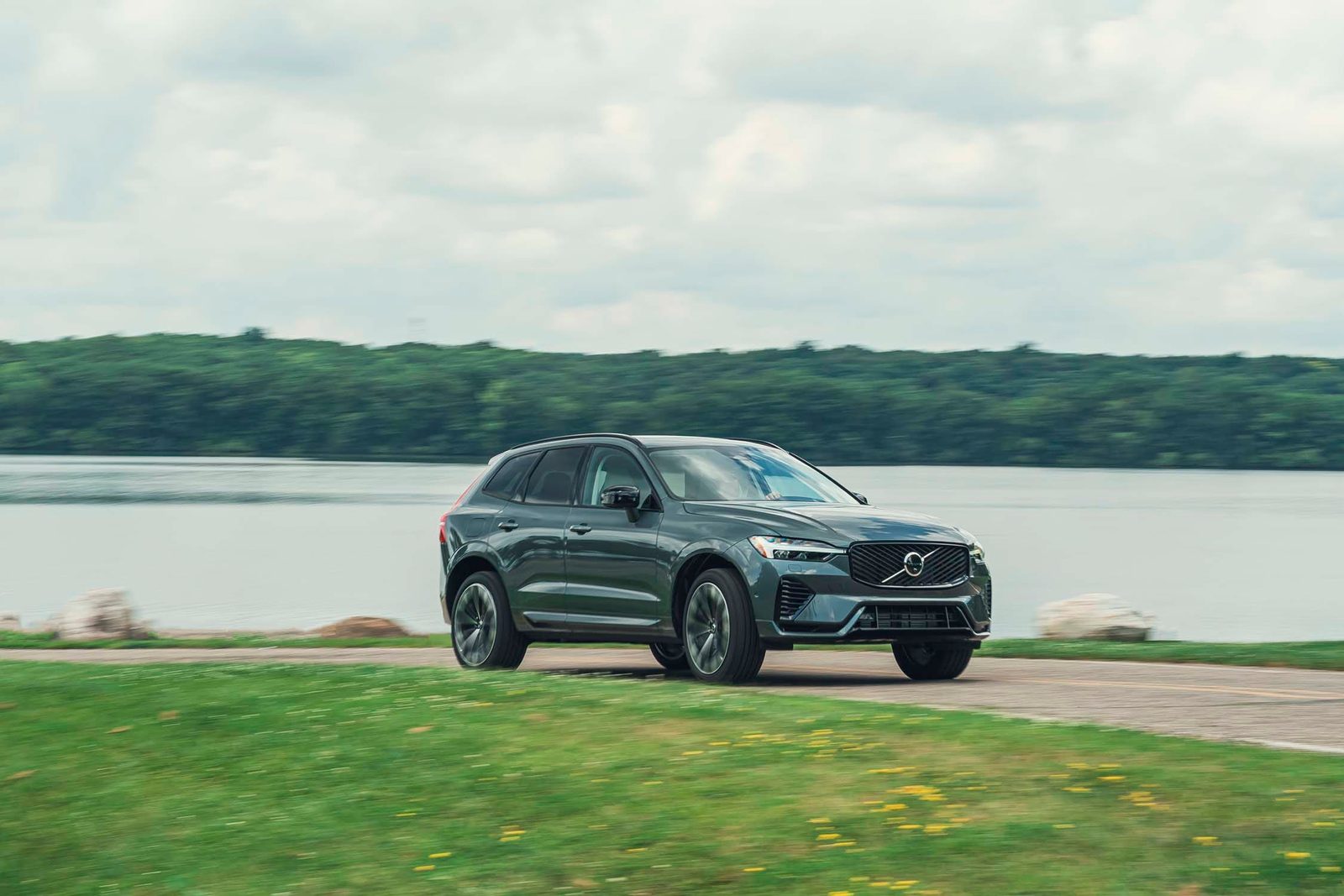 Volvo XC60 T8 China 2026 — экстерьер, driving front 3q, рынок editorial reference for China T8