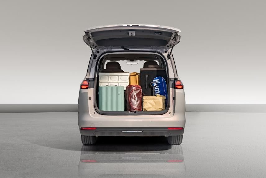 Wuling 730 EV 2026 — экстерьер, rear cargo open, рынок internal_mvp